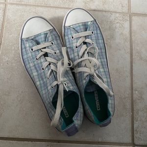 women’s size 6: plaid low top converse
